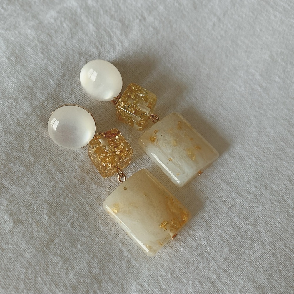 Parisian Pearly earrings with golden detailing